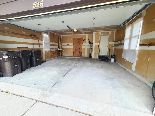 Building Photo - 525 Old Country Way