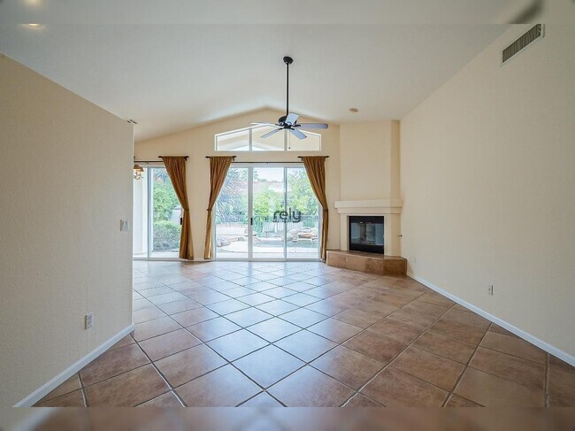 Building Photo - 4605 N Clear Creek Dr