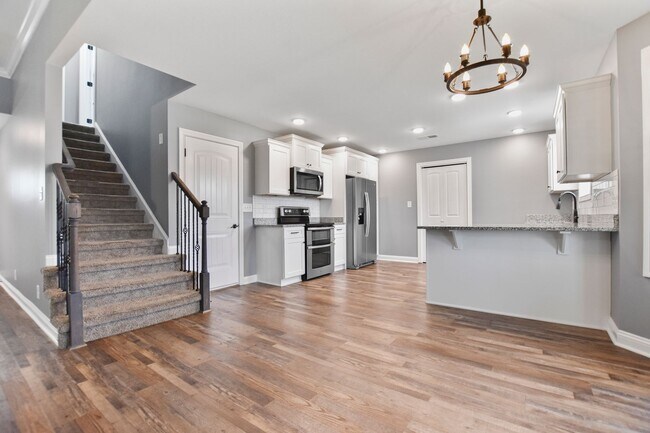 Building Photo - Pet Friendly Three Bedroom with Bonus!