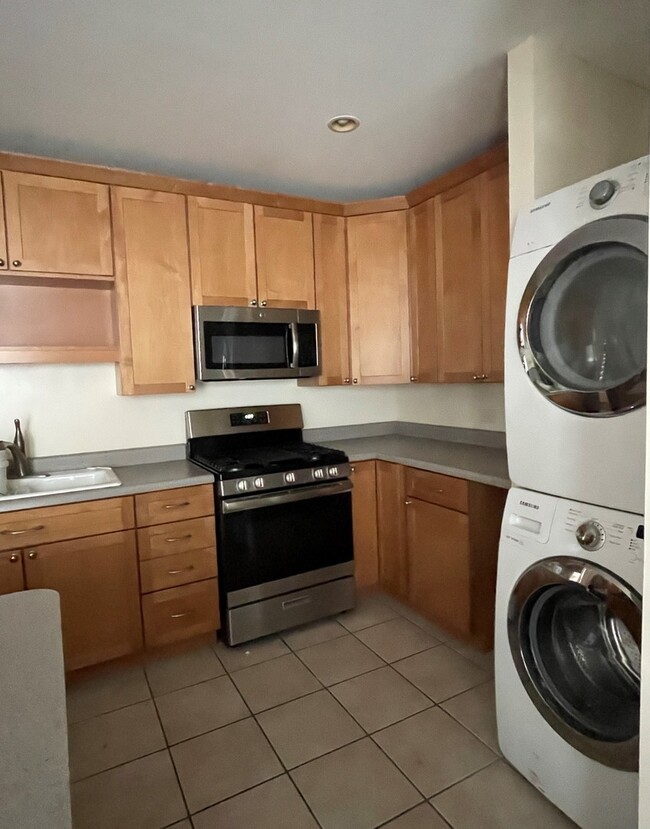 Building Photo - 408 W Briar Pl