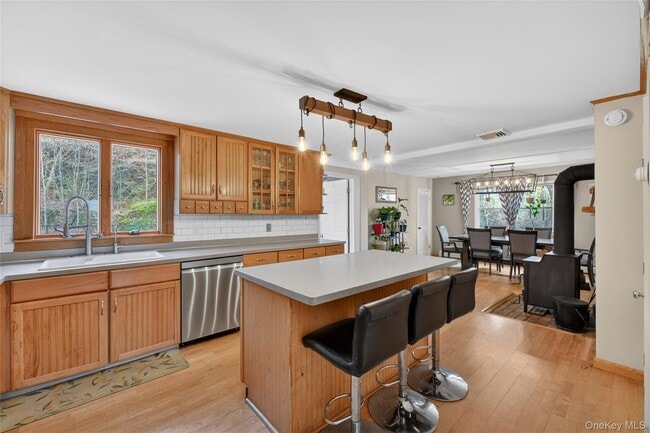 Building Photo - 22 Blossom Hill Dr