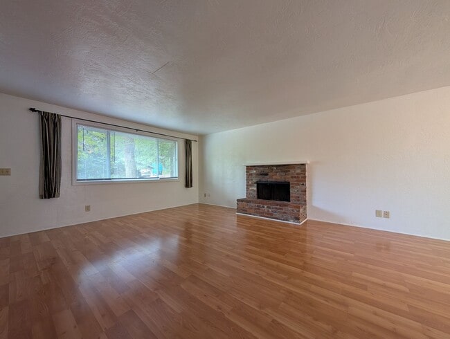 Building Photo - Great 2-Bedroom, 1.5 Bath Duplex in East Eugene!