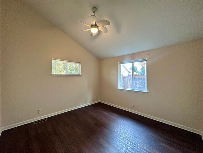 Building Photo - 6204e