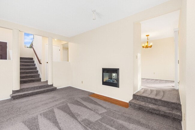Building Photo - Redmond 3BR | 1.5BA Duplex with Attached Garage — Newly Reduced Rate