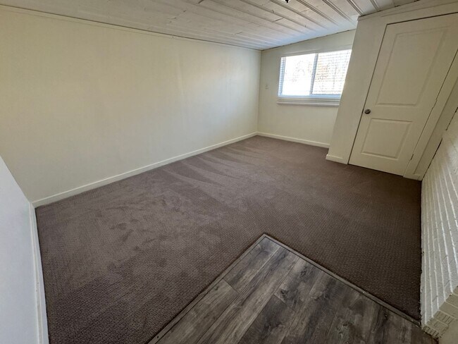 Building Photo - Spacious 4 bedroom 2 bath house with large backyard!