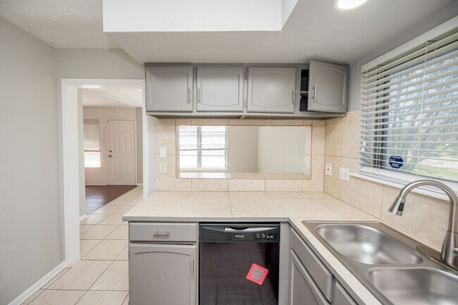 Building Photo - Coming Soon! Southwest Houston 3 bed/2 bat...