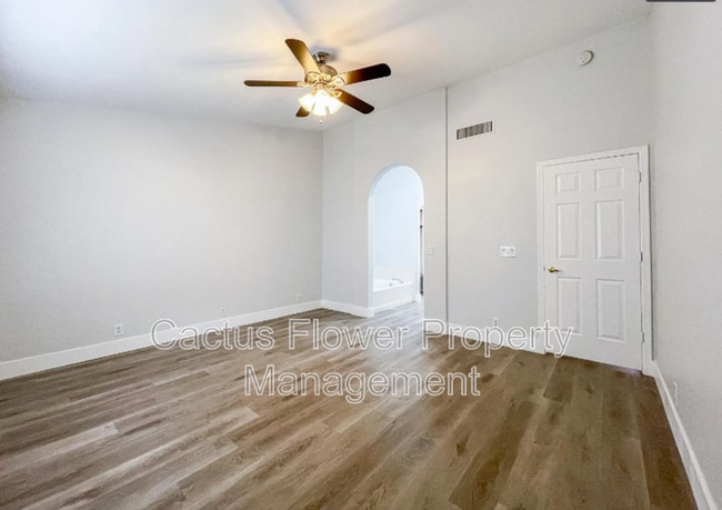 Building Photo - 691 W Fairview St