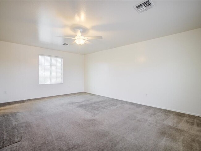Building Photo - 4 Bedroom, 2.5 Bath COMMUNITY POOL!