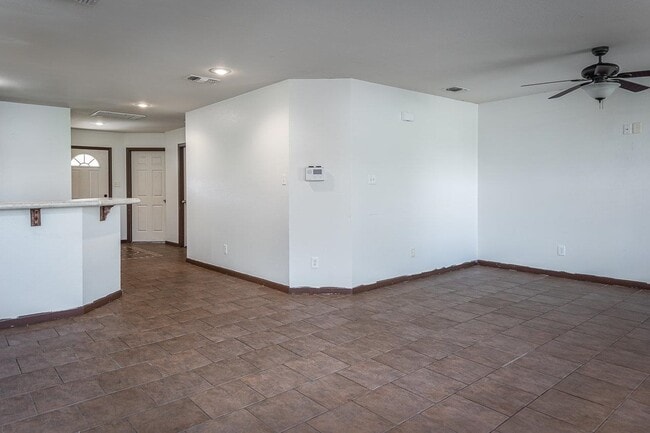 Building Photo - 808 E Gutierrez St