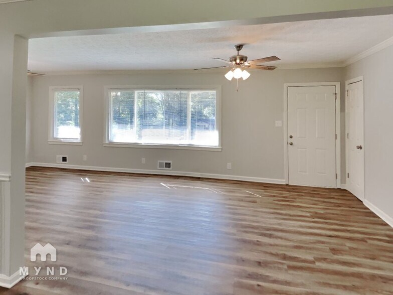 Building Photo - 906 King Dr SE