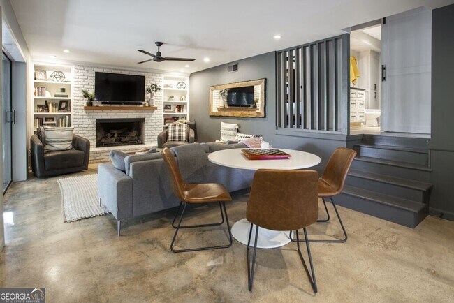 Building Photo - 8885 Bay Dr