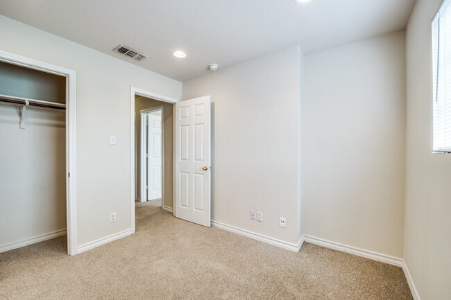 Building Photo - 7811 Kingsbury Wood