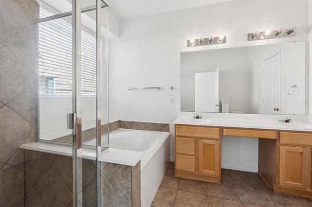 Building Photo - 11001 La Grange Dr