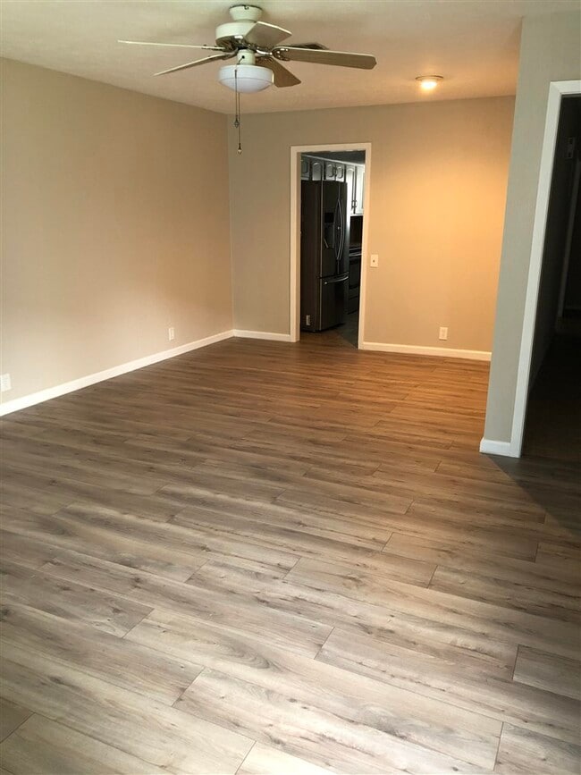 Building Photo - 315 Lakebend Dr