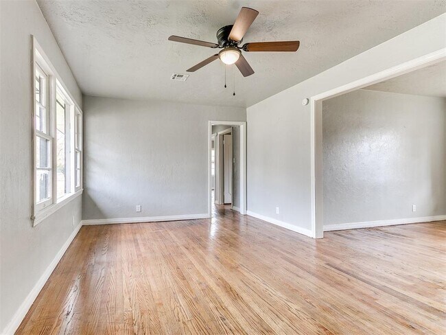 Building Photo - 512 SW 49th St