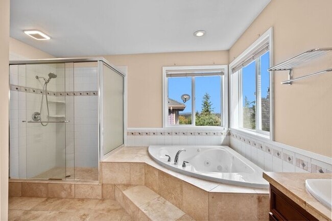Building Photo - Air Conditioned Newcastle Beauty in Covete...