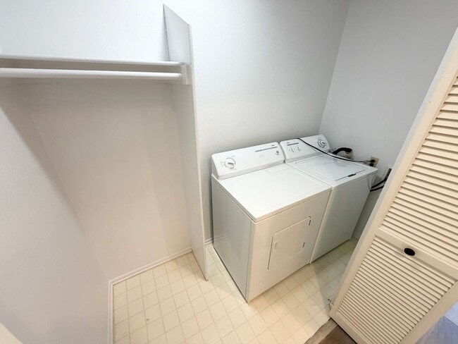 Building Photo - 22734 Lakeway Dr