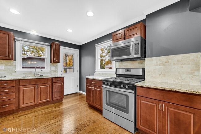 Building Photo - 6661 Glenview Dr