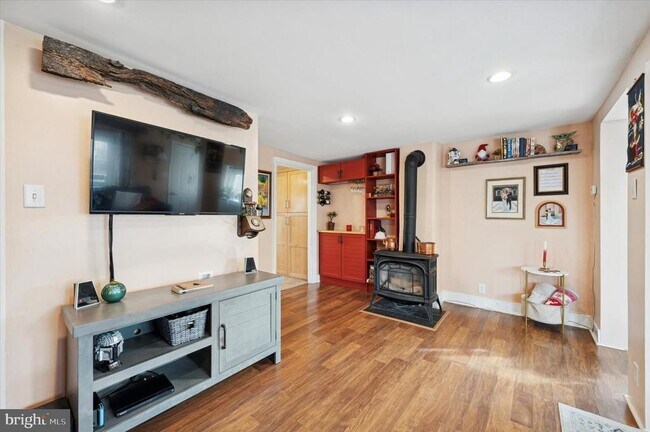 Building Photo - 407 Emerald St