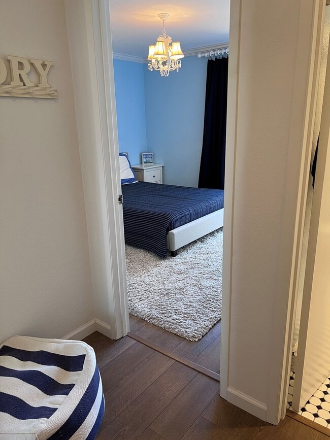 Building Photo - Fully-furnished Sleek 2-bedroom, 2-bathroo...