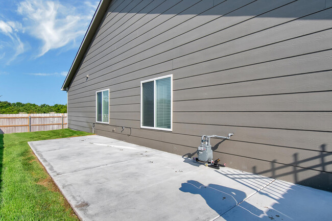 Building Photo - 1341 Azena St