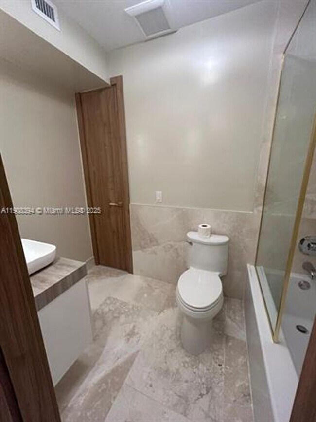 Building Photo - 1060 92nd St