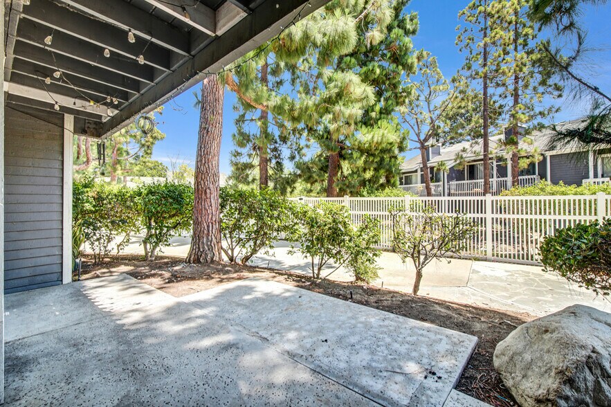Building Photo - 25335 Pine Creek Ln