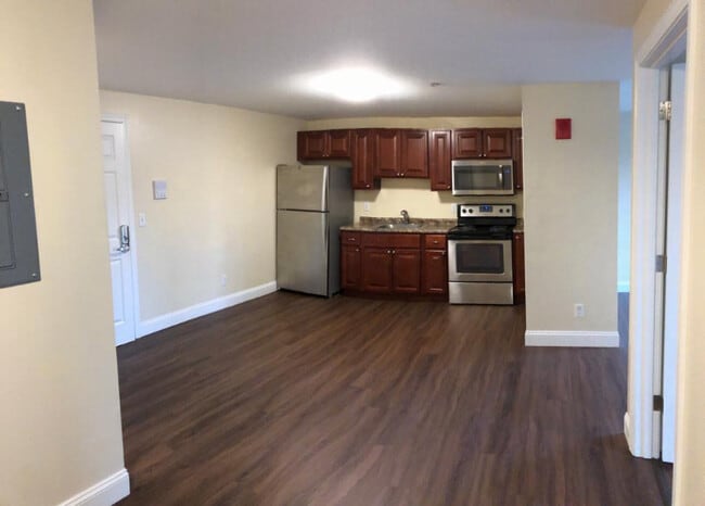 Building Photo - 65 Log St