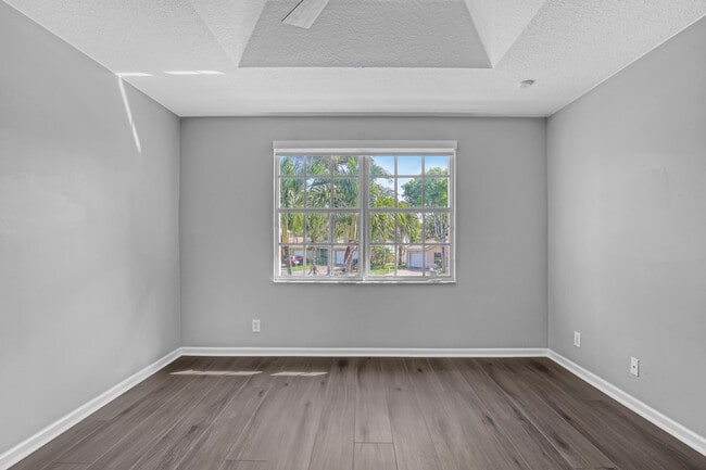 Building Photo - 3464 Commodore Ct