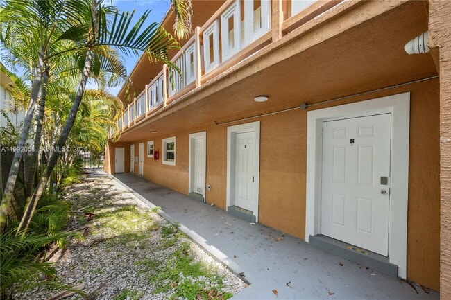 Building Photo - 608 SW 16th Ave