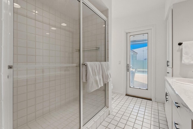 Building Photo - 3080 NE 43rd St