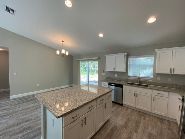 Building Photo - Custom Home - Desirable SE Ocala Neighborhood 3/2/2 **Won't Last**