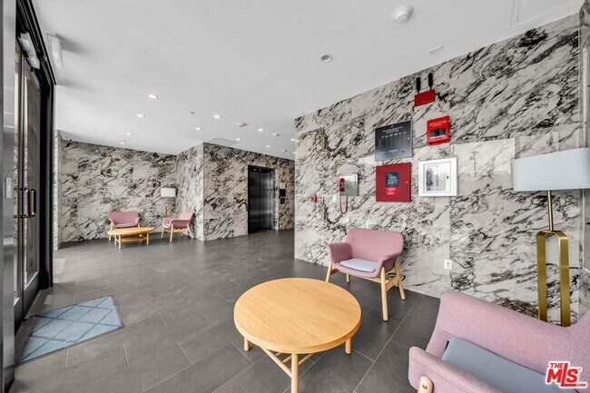 Building Photo - 667 N Wilton Pl