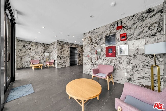 Building Photo - 667 Wilton Pl