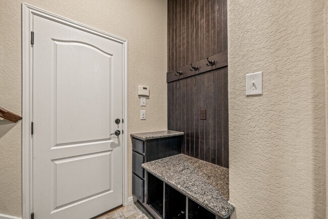 Building Photo - 4 BEDROOM FOR RENT- SEPARATE LIVING AREA - OFFICE