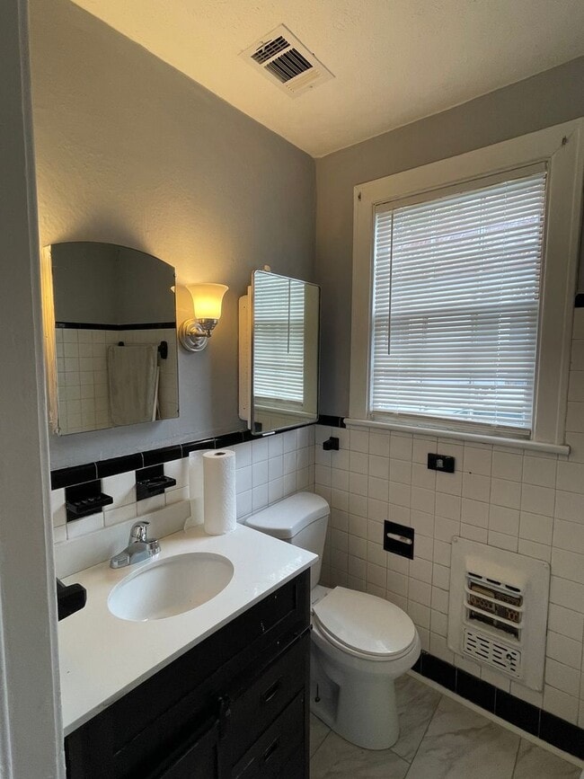 Building Photo - MIDTOWN BUNGALOW