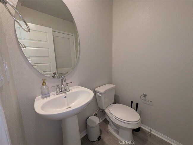 Building Photo - 2035 Bergamot St