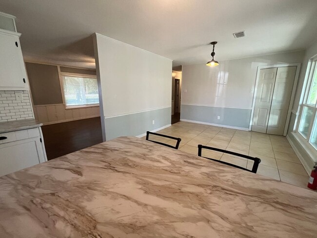 Building Photo - New Listing!