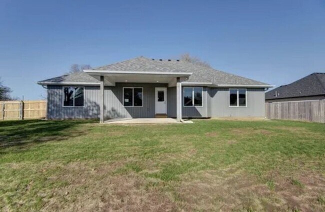 Building Photo - BRAND NEW 4 bedroom house in SW Springfield!