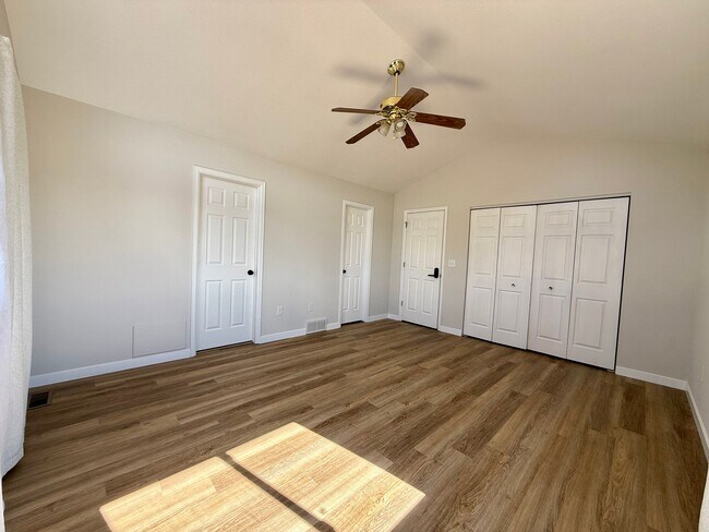 Building Photo - 411 Ruby Dr