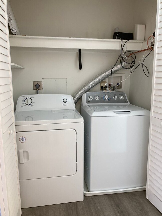 Building Photo - Renovated & Spacious 2 Bedroom Condo in Ed...