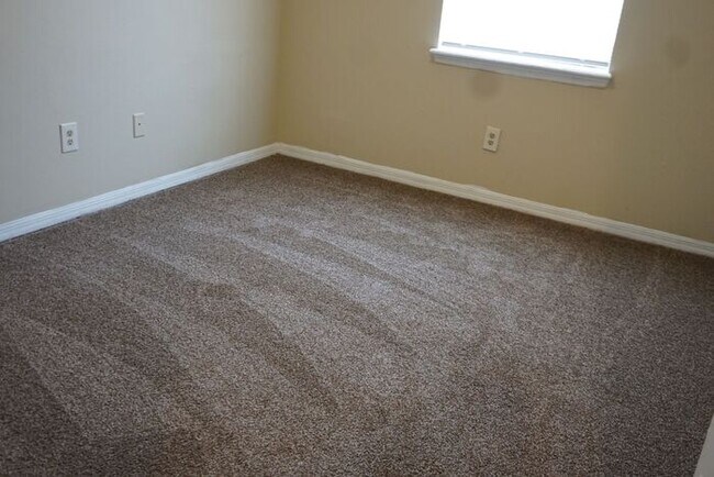 Building Photo - 3 Bedroom 2 Bathroom Townhome with Fenced Backyard. No Additional Fees