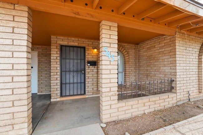 Building Photo - Maintained Mesa rental offering comfort, convenience, and easy access to everything the East Vall...
