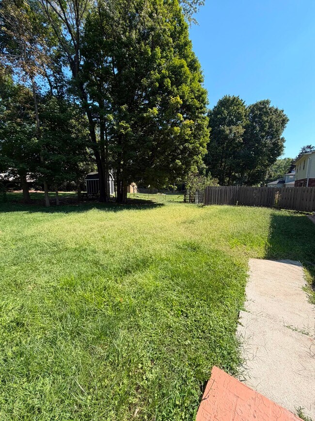 Building Photo - 2706 Lakewood Dr N
