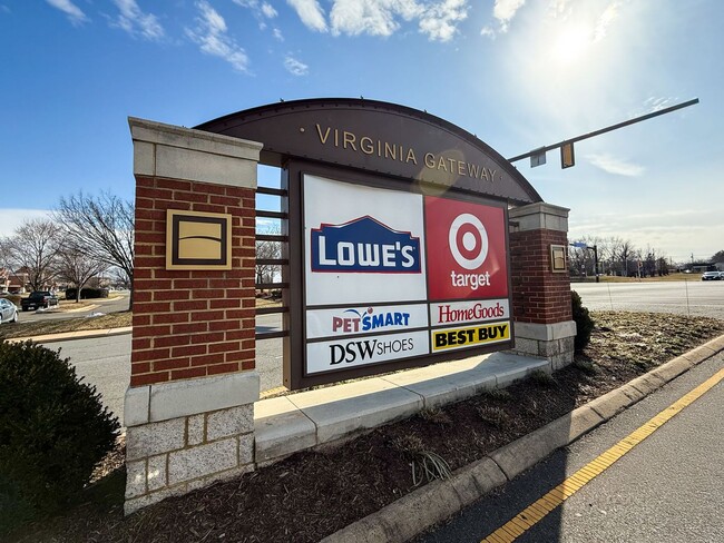 Building Photo - Move-in ready Townhome in Wenworth Green C...