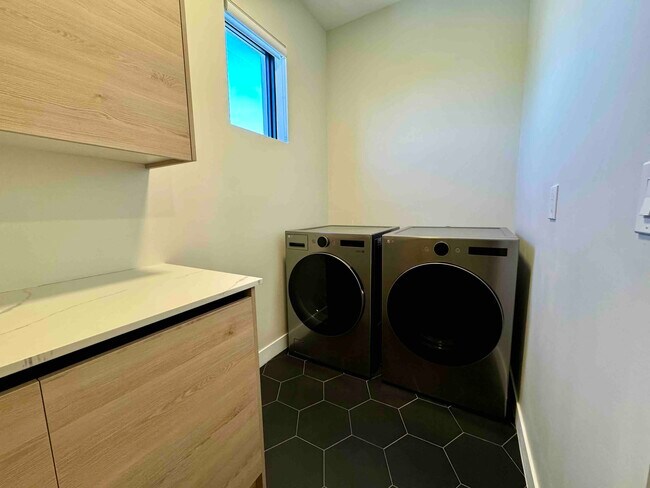 Building Photo - 2402 N Ola Ave