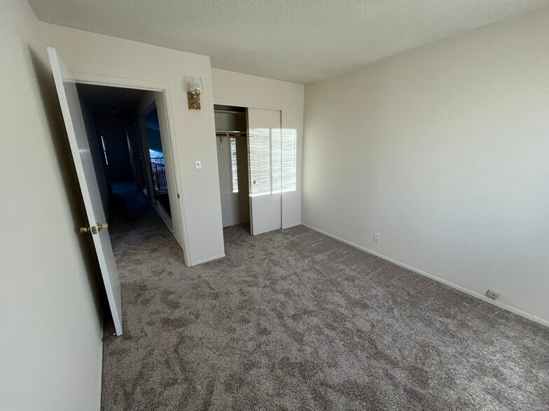 Building Photo - 5204 Edwards Dr NE