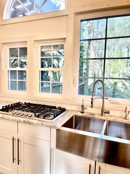 Building Photo - 915 Woodlawn Dr NE