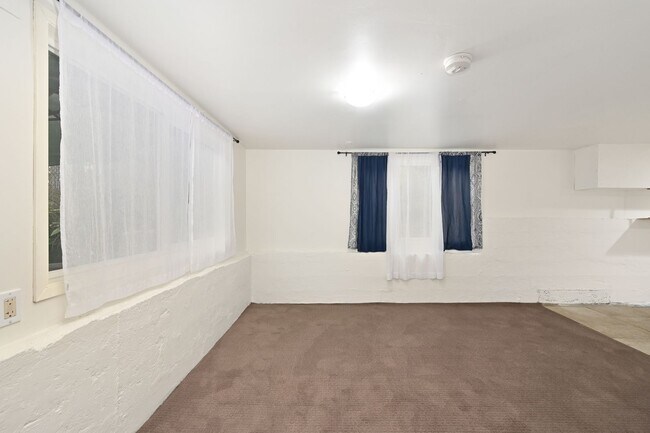 Building Photo - 5516 20th Ave NE