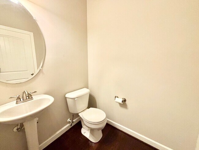 Building Photo - Gorgeous Home in Town Center Virginia Beach!